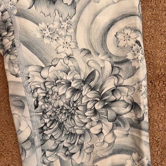 Lululemon crop yoga style leggings 8 - Picture 4 of 6